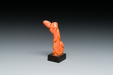 Vier Chinese bloedkoralen sculpturen van dames en van een onsterfelijke, 19/20e eeuw