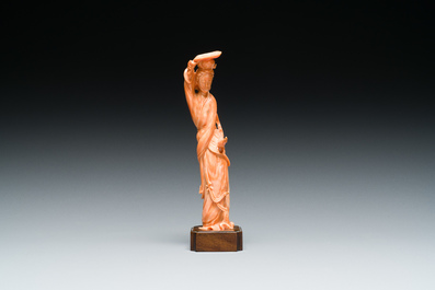 Vier Chinese bloedkoralen sculpturen van dames en van een onsterfelijke, 19/20e eeuw