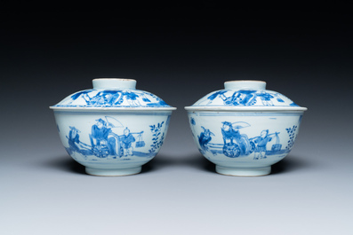 Een paar Chinese blauw-witte dekselkommen met verhalend decor, Kangxi/Yongzheng