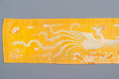 Panneau de forme rectangulaire en soie brod&eacute;e &agrave; d&eacute;cor de ph&eacute;nix sur fond jaune, Chine ou Vietnam, 19&egrave;me