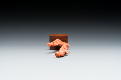 Vier Chinese bloedkoralen sculpturen van dames en van een onsterfelijke, 19/20e eeuw