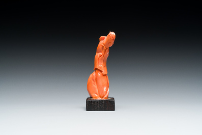 Vier Chinese bloedkoralen sculpturen van dames en van een onsterfelijke, 19/20e eeuw