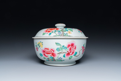 Terrine couverte en porcelaine de Chine famille rose &agrave; fin d&eacute;cor floral, Yongzeng