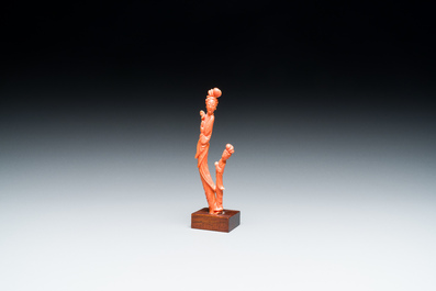 Vier Chinese bloedkoralen sculpturen van dames en van een onsterfelijke, 19/20e eeuw