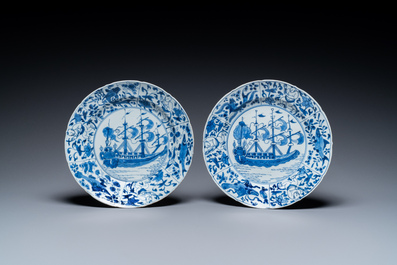 Paire de plats en porcelaine de Chine en bleu et blanc &agrave; d&eacute;cor de navires de la Compagnie des Indes, Kangxi