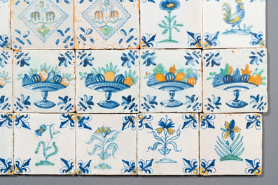 30 polychrome Delftse tegels met bloemen, fruitschalen en vogels, 17e eeuw