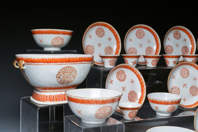 Een Chinees ijzerrood en verguld 36-delig 'Shou' servies, Tongzhi merk en periode