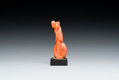 Vier Chinese bloedkoralen sculpturen van dames en van een onsterfelijke, 19/20e eeuw