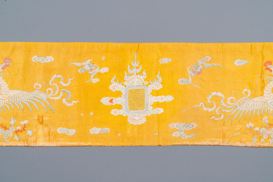 Panneau de forme rectangulaire en soie brod&eacute;e &agrave; d&eacute;cor de ph&eacute;nix sur fond jaune, Chine ou Vietnam, 19&egrave;me