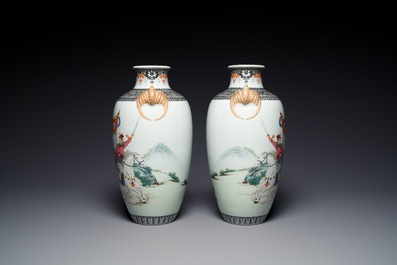 Paire de vases en porcelaine de Chine famille rose &agrave; d&eacute;cor de l'histoire de Hua Mulan, marque de Jingdezhen, R&eacute;volution Culturelle