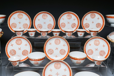 Een Chinees ijzerrood en verguld 36-delig 'Shou' servies, Tongzhi merk en periode
