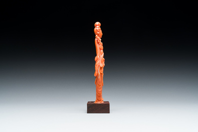 Vier Chinese bloedkoralen sculpturen van dames en van een onsterfelijke, 19/20e eeuw
