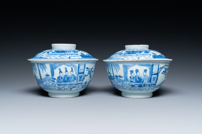Een paar Chinese blauw-witte dekselkommen met verhalend decor, Kangxi/Yongzheng