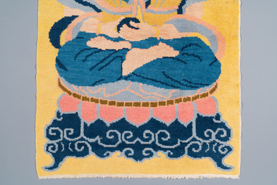 Tapis &agrave; d&eacute;cor de Bouddh sur fond jaune, Chine ou Tibet, 19/20&egrave;me