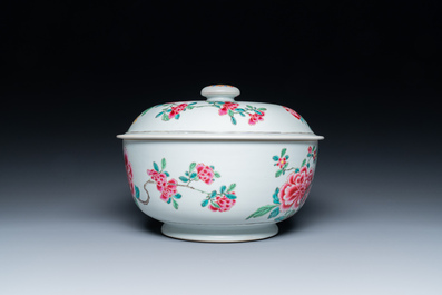 Terrine couverte en porcelaine de Chine famille rose &agrave; fin d&eacute;cor floral, Yongzeng
