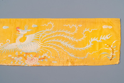 Panneau de forme rectangulaire en soie brod&eacute;e &agrave; d&eacute;cor de ph&eacute;nix sur fond jaune, Chine ou Vietnam, 19&egrave;me