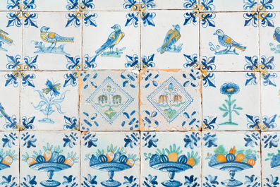 30 polychrome Delftse tegels met bloemen, fruitschalen en vogels, 17e eeuw