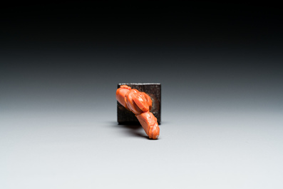 Vier Chinese bloedkoralen sculpturen van dames en van een onsterfelijke, 19/20e eeuw