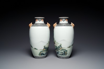 Paire de vases en porcelaine de Chine famille rose &agrave; d&eacute;cor de l'histoire de Hua Mulan, marque de Jingdezhen, R&eacute;volution Culturelle