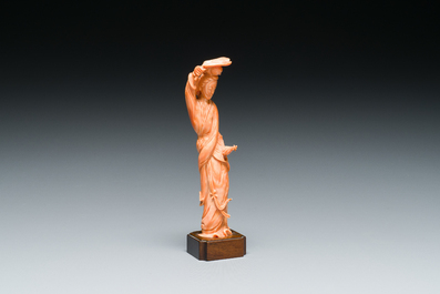 Vier Chinese bloedkoralen sculpturen van dames en van een onsterfelijke, 19/20e eeuw