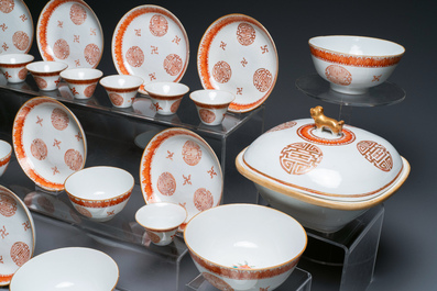 Een Chinees ijzerrood en verguld 36-delig 'Shou' servies, Tongzhi merk en periode