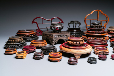 Une collection de socles en bois sculpt&eacute;, Chine, 19/20&egrave;me