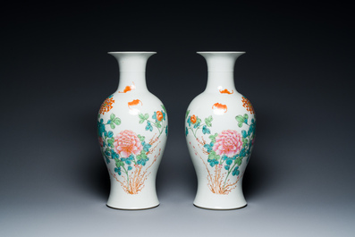 Paire de vases en porcelaine de Chine famille rose et un pot &agrave; fond turquoise, R&eacute;publique