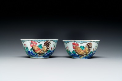 Een paar Chinese famille rose koppen en schotels met hanen, Yongzheng