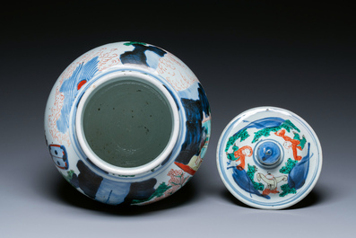 Vase couvert en porcelaine de Chine wucai &agrave; sujet narratif, &eacute;poque Transition