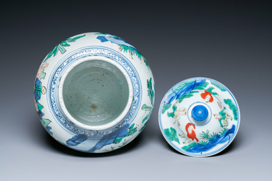 Vase couvert en porcelaine de Chine wucai &agrave; d&eacute;cor de gar&ccedil;ons jouant, &eacute;poque Transition