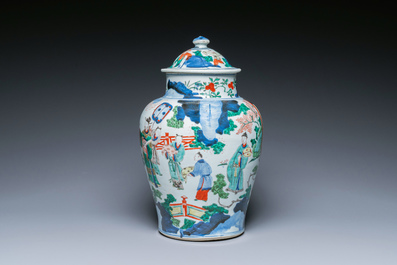 Vase couvert en porcelaine de Chine wucai &agrave; sujet narratif, &eacute;poque Transition