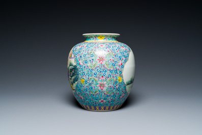 Paire de vases en porcelaine de Chine famille rose et un pot &agrave; fond turquoise, R&eacute;publique