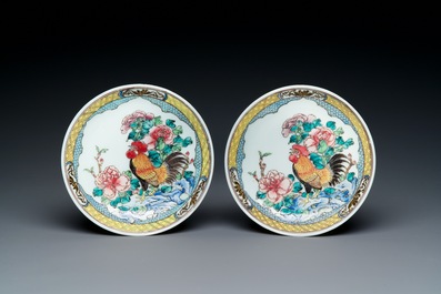 Een paar Chinese famille rose koppen en schotels met hanen, Yongzheng