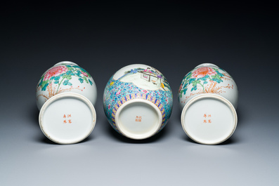 Paire de vases en porcelaine de Chine famille rose et un pot &agrave; fond turquoise, R&eacute;publique