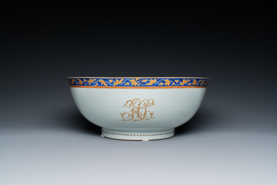 Een grote Chinese gemonogrammeerde exportporseleinen kom met bijhorende schotel, Qianlong/Jiaqing