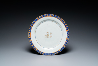 Een grote Chinese gemonogrammeerde exportporseleinen kom met bijhorende schotel, Qianlong/Jiaqing