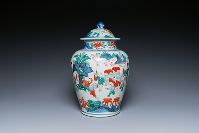 Vase couvert en porcelaine de Chine wucai &agrave; d&eacute;cor de gar&ccedil;ons jouant, &eacute;poque Transition