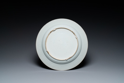 Een grote Chinese gemonogrammeerde exportporseleinen kom met bijhorende schotel, Qianlong/Jiaqing