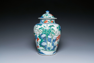 Vase couvert en porcelaine de Chine wucai &agrave; d&eacute;cor de gar&ccedil;ons jouant, &eacute;poque Transition