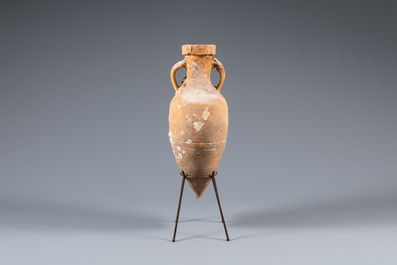 Een Romeinse terracotta amfoor voor het transport van wijn, 1e eeuw v.C.