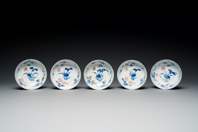 Vijf Chinese blauw-witte en koperrode kommen, Xuande merk, Wanli