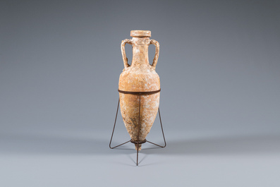 Een Romeinse terracotta amfoor voor het transport van wijn, 1e eeuw v.C.