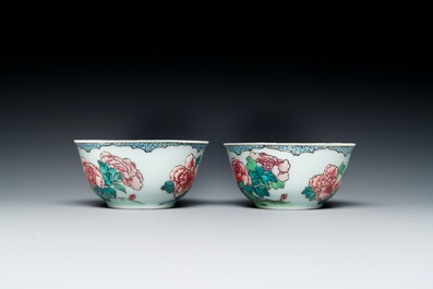 Een paar Chinese famille rose koppen en schotels met hanen, Yongzheng