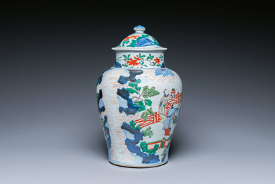 Vase couvert en porcelaine de Chine wucai &agrave; sujet narratif, &eacute;poque Transition