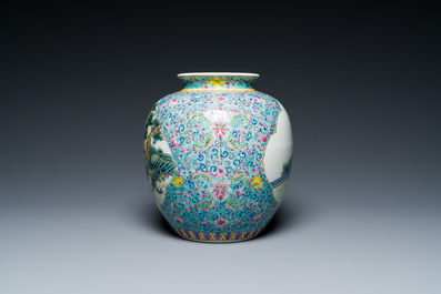 Paire de vases en porcelaine de Chine famille rose et un pot &agrave; fond turquoise, R&eacute;publique