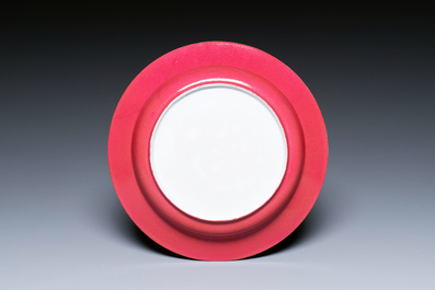 Assiette en porcelaine de Chine coquille d'oeuf au dos en rouge de rubis, Yongzheng