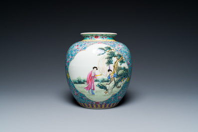 Paire de vases en porcelaine de Chine famille rose et un pot &agrave; fond turquoise, R&eacute;publique