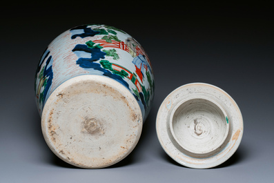 Vase couvert en porcelaine de Chine wucai &agrave; sujet narratif, &eacute;poque Transition