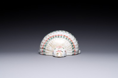 Een zeldzaam Chinees famille rose wijwatervat met deksel, Qianlong