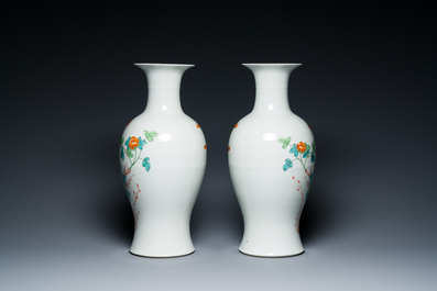 Paire de vases en porcelaine de Chine famille rose et un pot &agrave; fond turquoise, R&eacute;publique